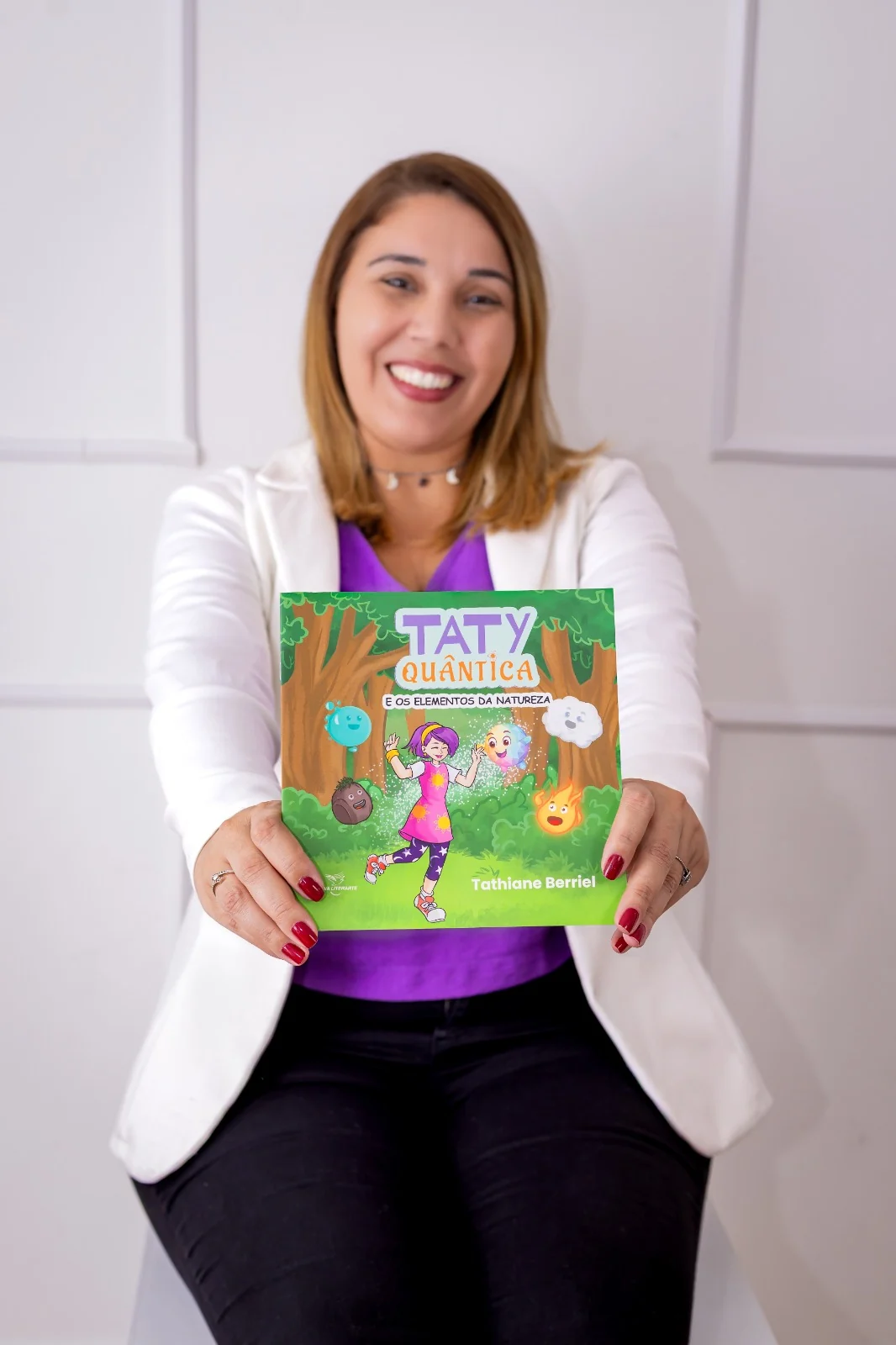 Tathiane Berriel apresentando o livreto Os Elementos da Natureza