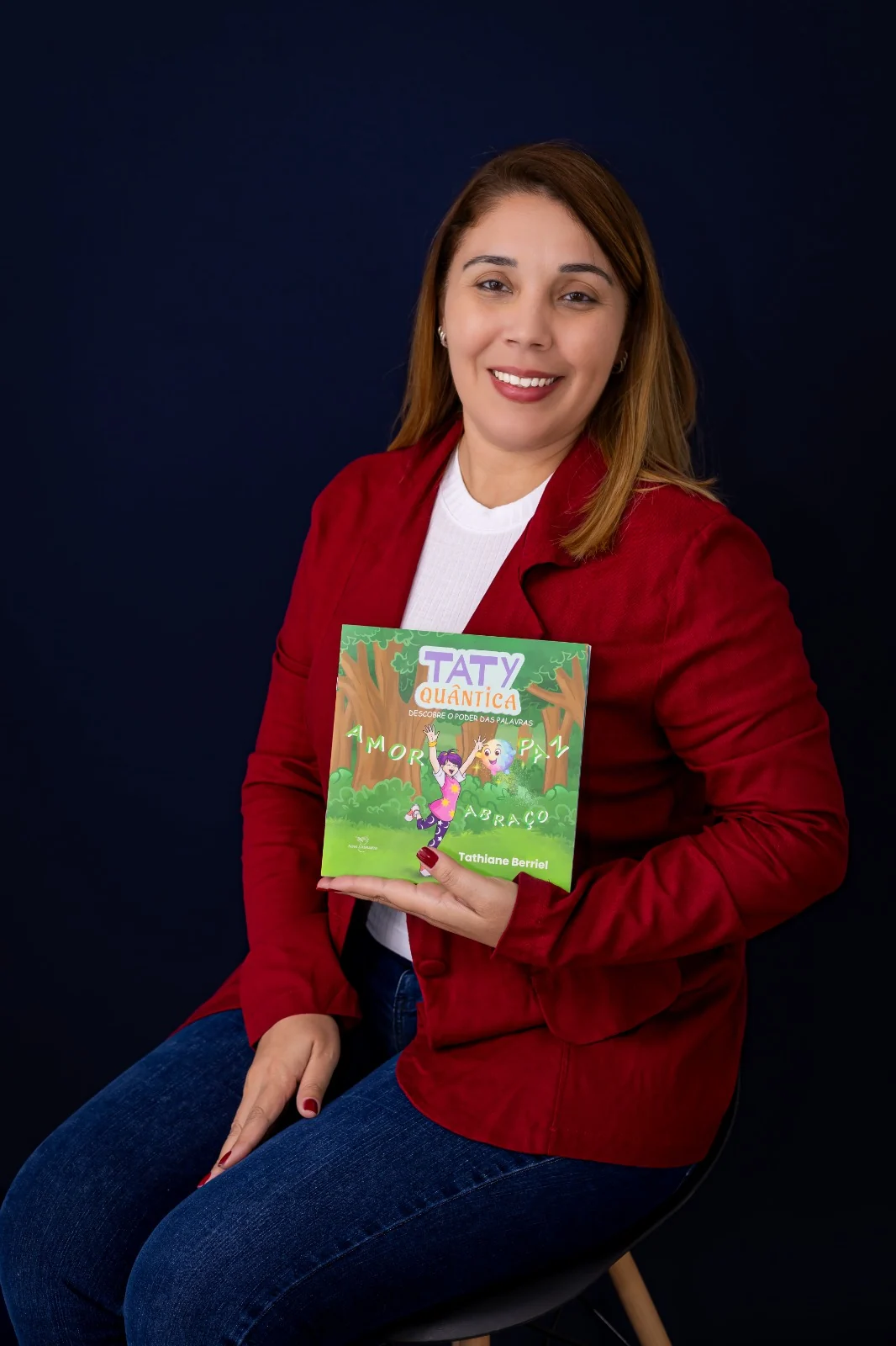 Tathiane Berriel apresentando o livreto O Poder das Palavras